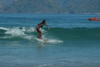 surfing pulau merah banyuwangi